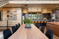 Wonderstruck Luxury Cabin-Best Lake Views/Hike to River/Hot Tub/Playset/Gameroom