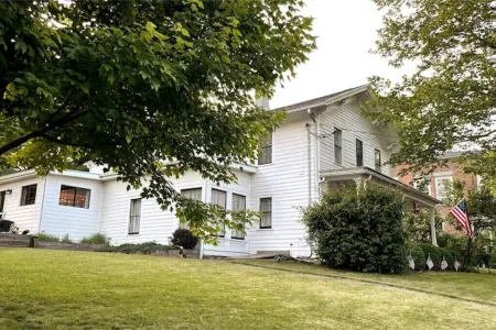 Downtown Historic 4 bedroom, 2 1/2 bath, 1/3 acre