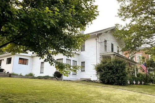 Downtown Historic 4 bedroom, 2 1/2 bath, 1/3 acre Hotels in Wyoming County