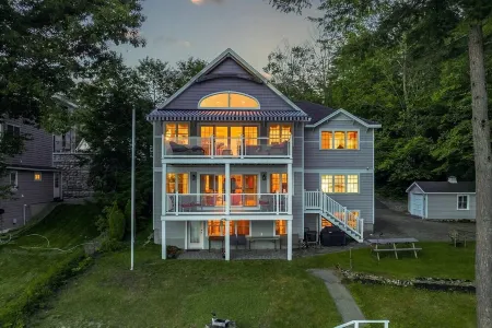 Winnie Waterfront - Beautiful Lakefront Home!!! sandy water, Close to Gunstock!!