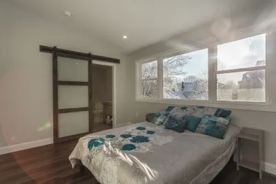 Renovated 3 Bedroom Home with Family Theater Room and Sauna