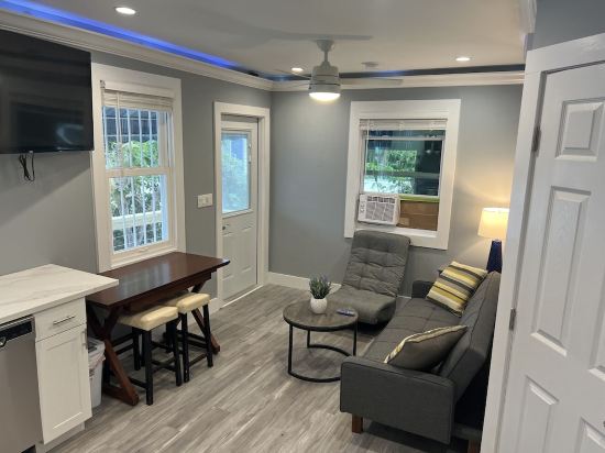 Cozy spot next to Duval with swim spa - 2bed/2bath