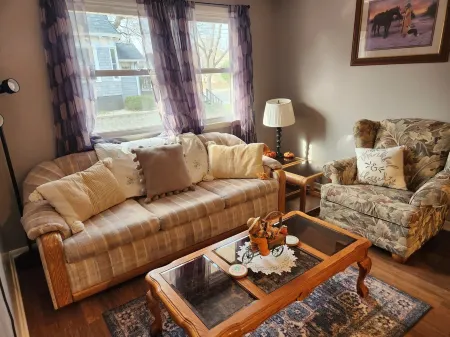 Welcoming, Wonderfully Cozy 1 bdrm Apt