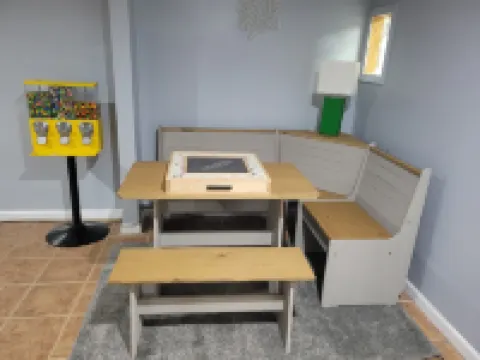 Modern. 5 min to Penn State Breakfast included, King bed, Game Room! Toftrees