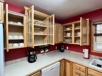 3- Bedroom cottage near Pleasant Lake in Cadillac