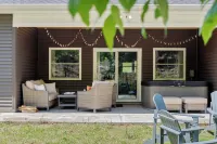 Wooded tranquil Retreat: Hot tub and fire pit. Just 8 miles from Traverse City!