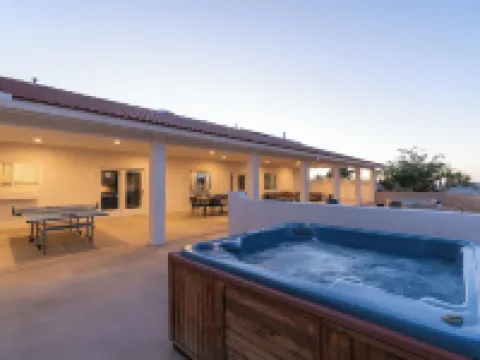 5-bedroom vacation home 15 minutes to Joshua Tree National Park Hotels in Yucca Valley