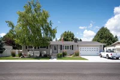 Charming 2-bedroom apartment in delightful Rexburg with WiFi, AC