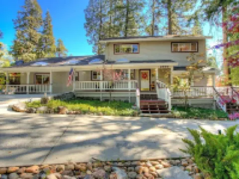 LAKEMONT PINES  •  Big Family Home  • AC • DOG + RV's Hotels in Arnold