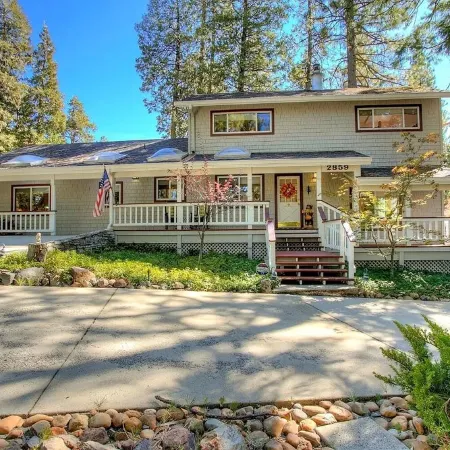 LAKEMONT PINES  •  Big Family Home  • AC • DOG + RV's