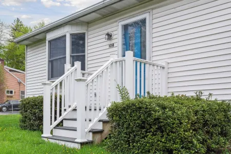 Charming Catskill getaway walking distance to Main St. Pet-friendly!