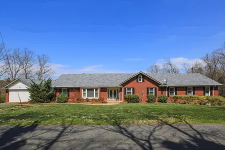 family vacation, BOATING, with heated pool Waterfront Lake wylie home -hot tub Отели рядом с достопримечательностью «Rivergate»