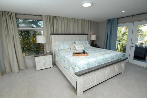 🌴Lush backyard, vaulted open concept, quiet,7 min walk 2 beach, plenty parking! Hotels in Lower Grand Lagoon