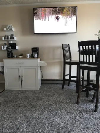 'Slopeside Escape' Mtn Lodge; Looking Directly at Ballhooter!!