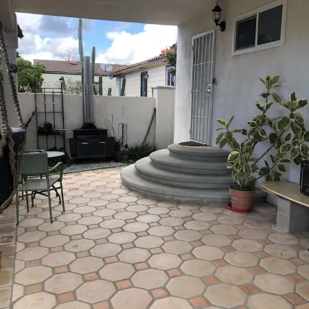 Private studio less than a mile from the beach, with Full Kitchen and Bathroom