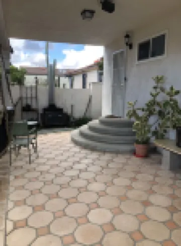 Private studio less than a mile from the beach, with Full Kitchen and Bathroom