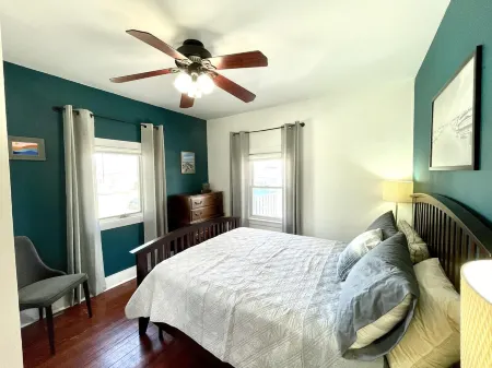 Neptune Bungalow a short ride to the beach Отели рядом с достопримечательностью «Ошен Гров Бич»