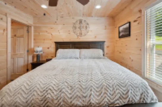 Close to Town, Private, Hot Tub, Fireplace, Fire Pit