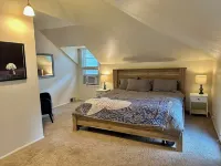 Charming house - minutes from downtown, walking distance to Ingersoll! Hotel in zona Università Drake