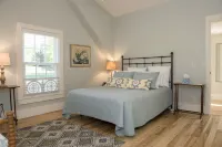 Luxurious Village Town House in the Heart of Aurora New York