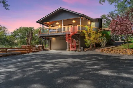 Upscale spacious lake view, hot tub, 5 acres, EV