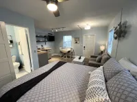 Cute & modern studio apartment in prime location in downtown Lake Worth Beach! Hotels in der Nähe von St. Andrew's Lutheran Church