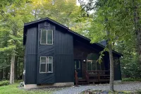 Pocono Base Camp - GOLF CART AVAILABLE to ride to 2 lakes, 3 beaches, & 4 pools