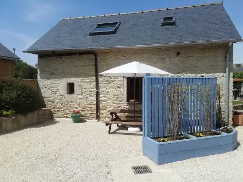 Pretty stone cottage in tranquil countryside in the Monts d'Arree