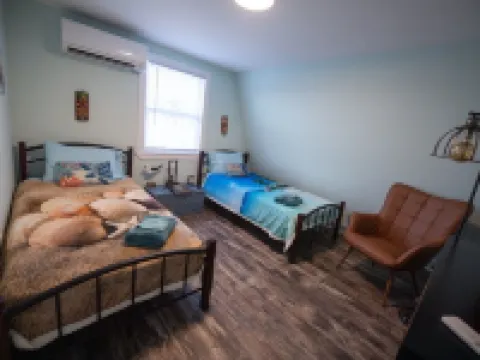 Premier, modern, fully renovated, Beach home...stroll to the beach in 3 minutes! โรงแรมในHampton Beach