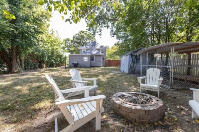 2 King Beds! Center of town! Pet friendly Hotels near Kansas State University Gardens