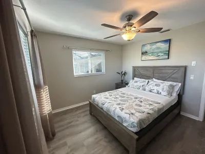 Retreat with Screened Heated Pool Overlooking the Golf Course 3BR/2BA