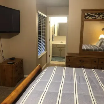 Cozy Condo w/ pool & gym in prime McCall location