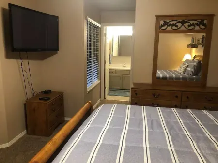 Cozy Condo w/ pool & gym in prime McCall location