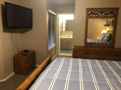 Cozy Condo w/ pool & gym in prime McCall location