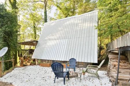 Piney Woods A-Frame on Lake D’Arbonne Отели в г. Юнион Пэриш