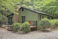 “Serenity Wow Cabin on the Creek Close to Town Hotels near Southern Tree Plantation Inc