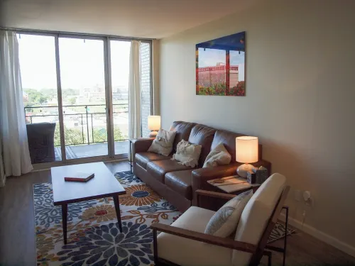 Newly Renovated Cozy Condo in Midtown Crossing