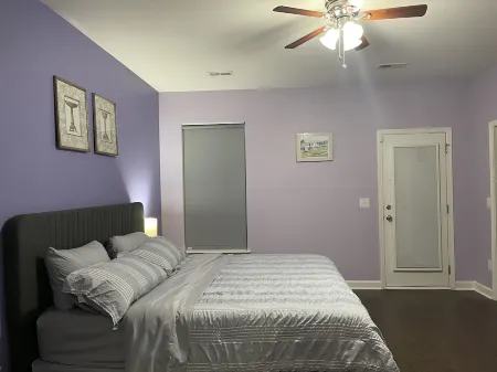 Spacious 3 level Townhome in prime location! Tvs & fans in all 4 bedrooms!! Отели рядом с достопримечательностью «All-A-Flutter Butterfly Farm»