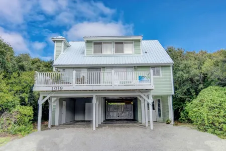 Top-Rated Beach Rental. Super clean & well-appointed. Private heated pool!