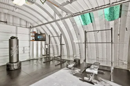 Pet Friendly Cabin w/hot tub. gym, cold plunge, & sauna