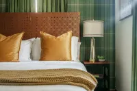 12-mins walk to ND: BBQ - Old Money Sports Glam. Pet Friendly!