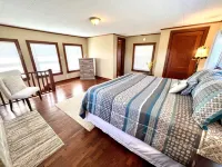 "House on the Rock" Romantic Cottage Getaway w/ Hot Tub and Fireplace!!