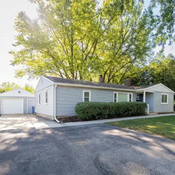 Remodeled 3 bedroom home in Monona. Close to Downtown!