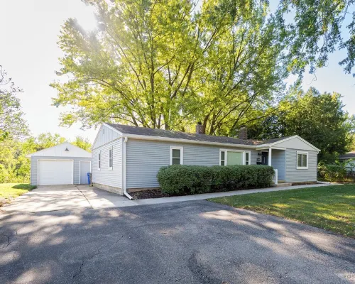 Remodeled 3 bedroom home in Monona. Close to Downtown! Hotels in Monona