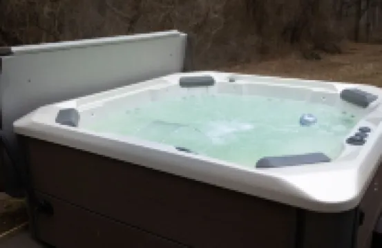 Private Cozy Cabin, Spacious Hot Tub, Soaking Tub. Enjoy!
