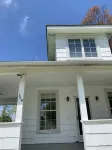 Adorable waterside cottage with pool Beach community Hotel dekat Chesapeake Harbour Marina
