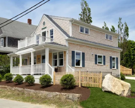 Luxury Monument Beach Villa /Short term rentals Hoteles en Bourne