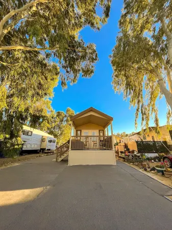 Stylish Oasis Tiny Home Pool Hot Tub Pickleball Bullhead City 10 min to Laughlin