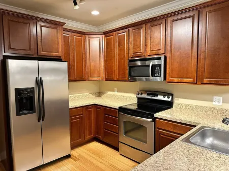 Charming 3BR & 2.5Ba nested in KOP w parking, close to Conshy & downtown Philly.