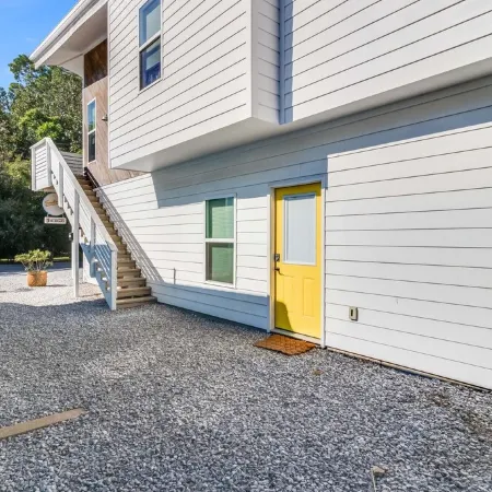 Cozy Modern Studio - Free Parking with Washer & Dryer Perfect for 1 or 2 People!